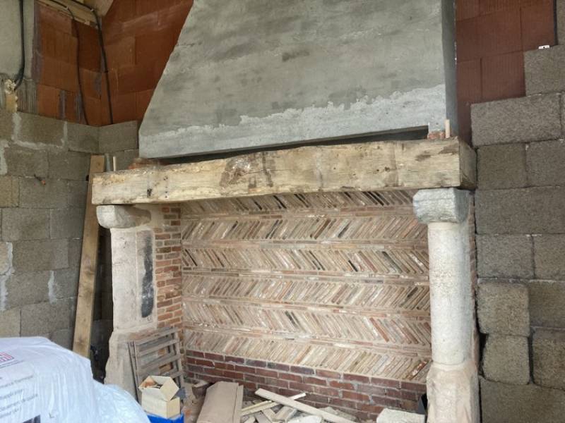 Création d'une cheminée à l'âtre avec jambage en grès et brique proche Saint Valéry en Caux 76